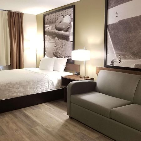 Super 8 By Wyndham Winnipeg West Exterior foto