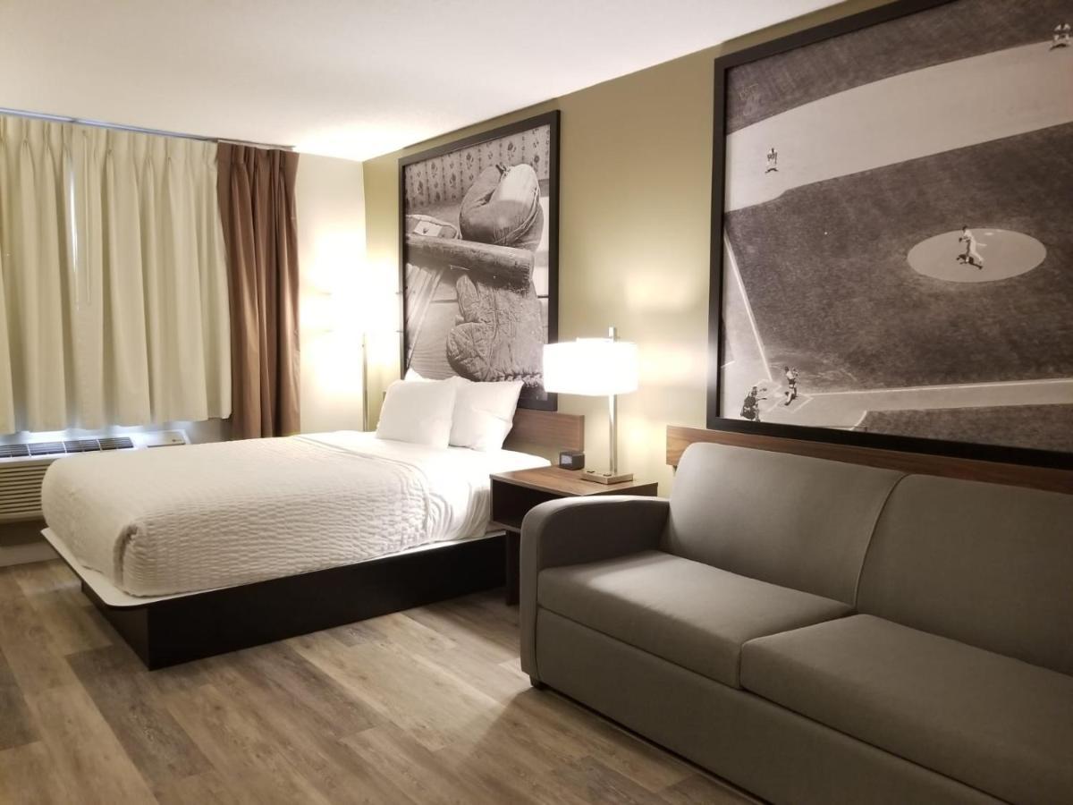Super 8 By Wyndham Winnipeg West Exterior foto
