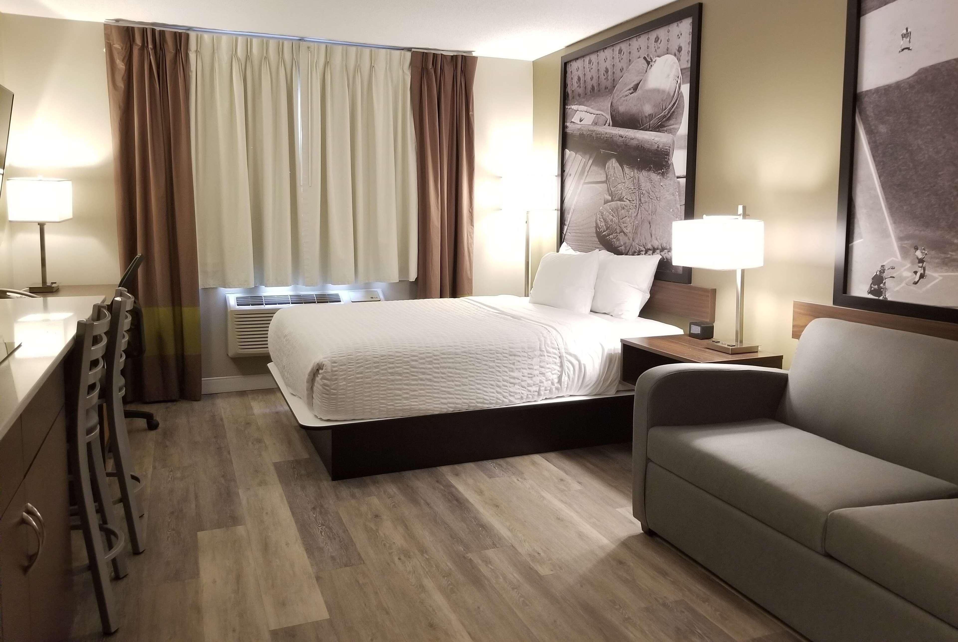 Super 8 By Wyndham Winnipeg West Exterior foto