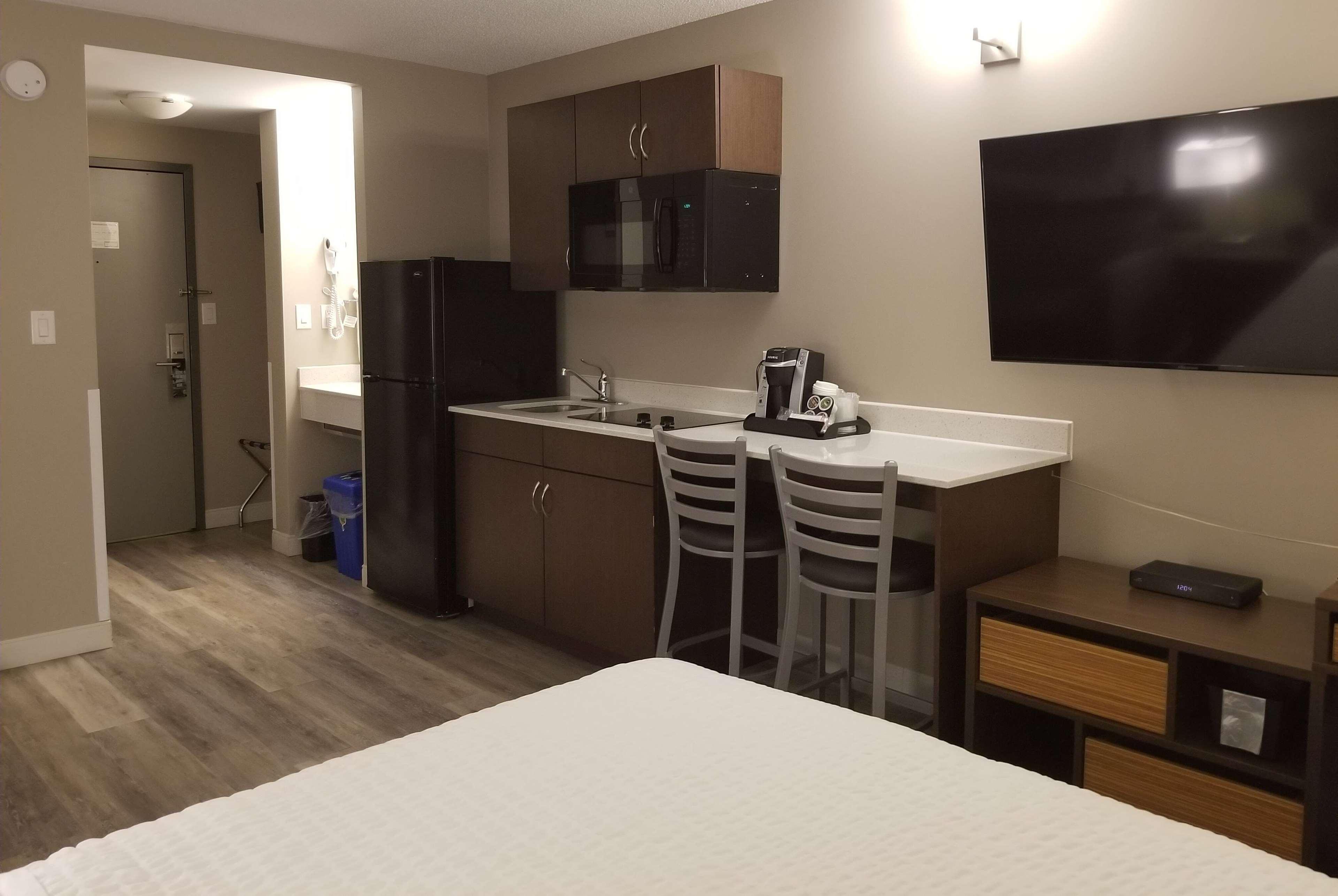 Super 8 By Wyndham Winnipeg West Exterior foto