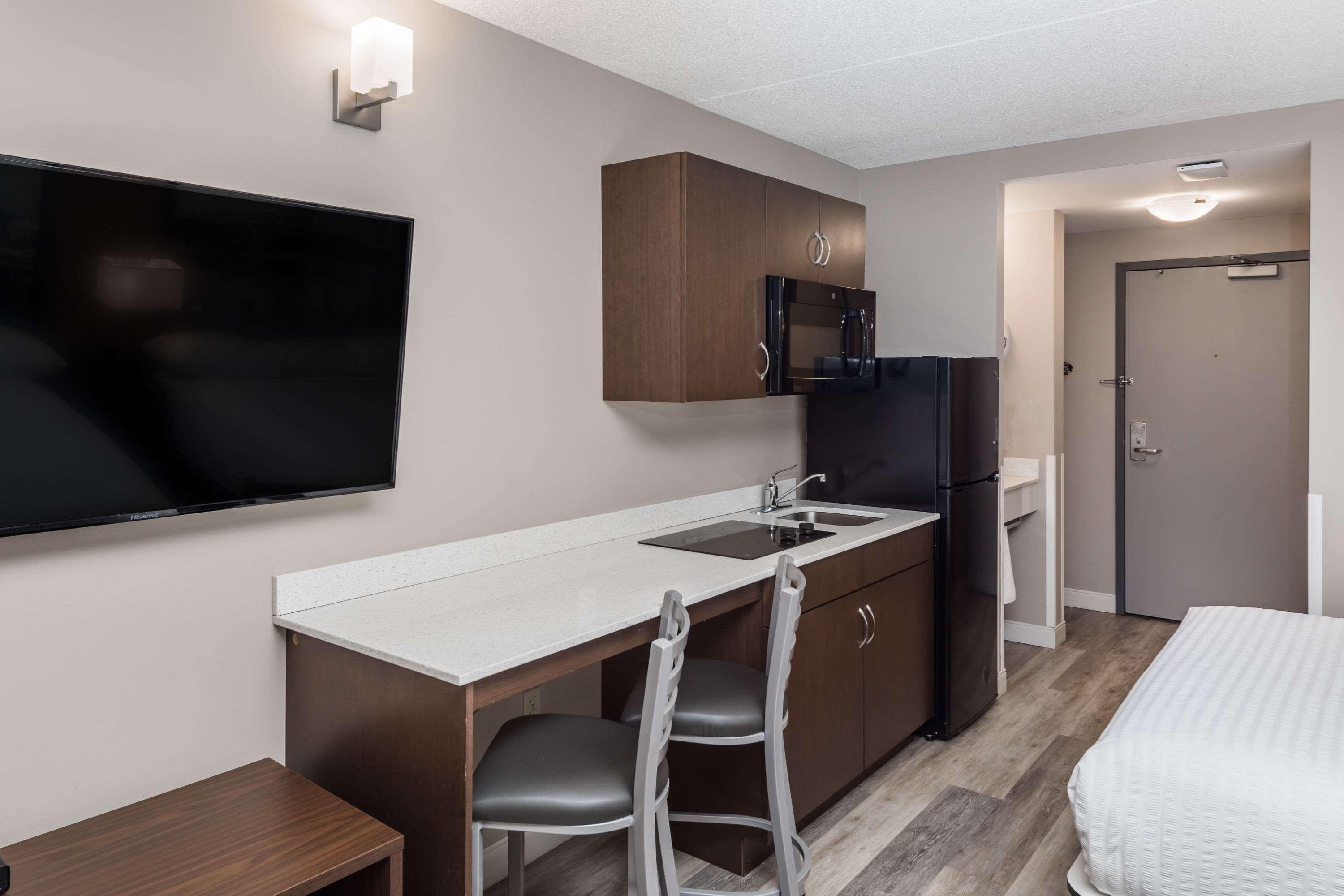Super 8 By Wyndham Winnipeg West Exterior foto